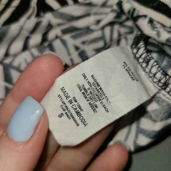 🌻 Donating Soon 🌻 | Black and white women's blouse size small - Picture 7 of 8